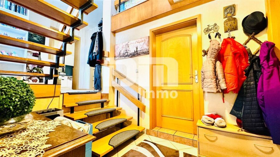 Charmantes Raumwunder in Birkenfelde: Historisches Fachwerk trifft auf solide Moderne - Hochparterre Haupteingang / Windfang